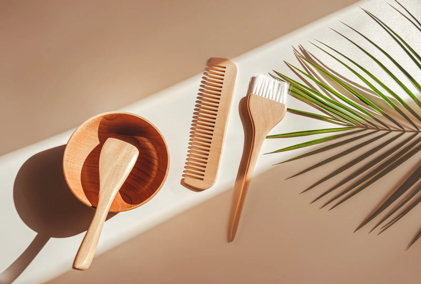 Organische Pflegeprodukte und Werkzeuge für die Kopfhautpflege im ADEVE Salon