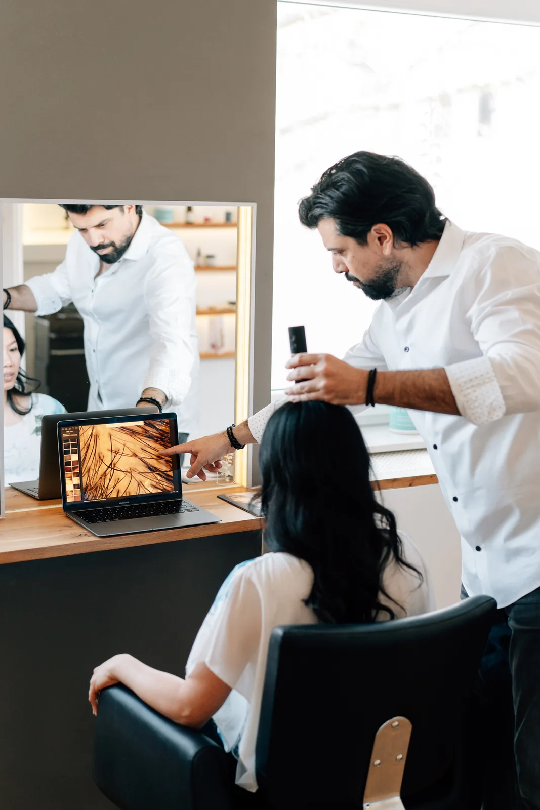 Kopfhautanalyse auf dem Laptop im ADEVE Salon
