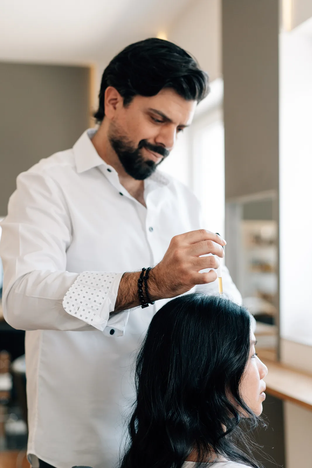 Athanassios Devrikis bei der Haarbehandlung im ADEVE Organic Salon Waiblingen