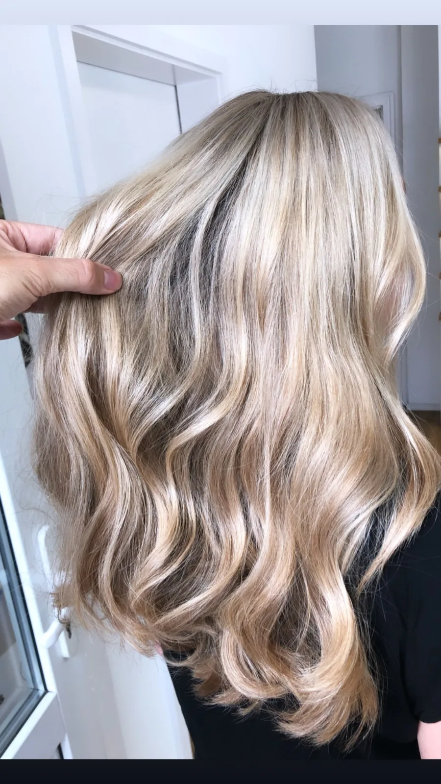 Blonde Wellen und gepflegtes Farbfinish im ADEVE Friseursalon