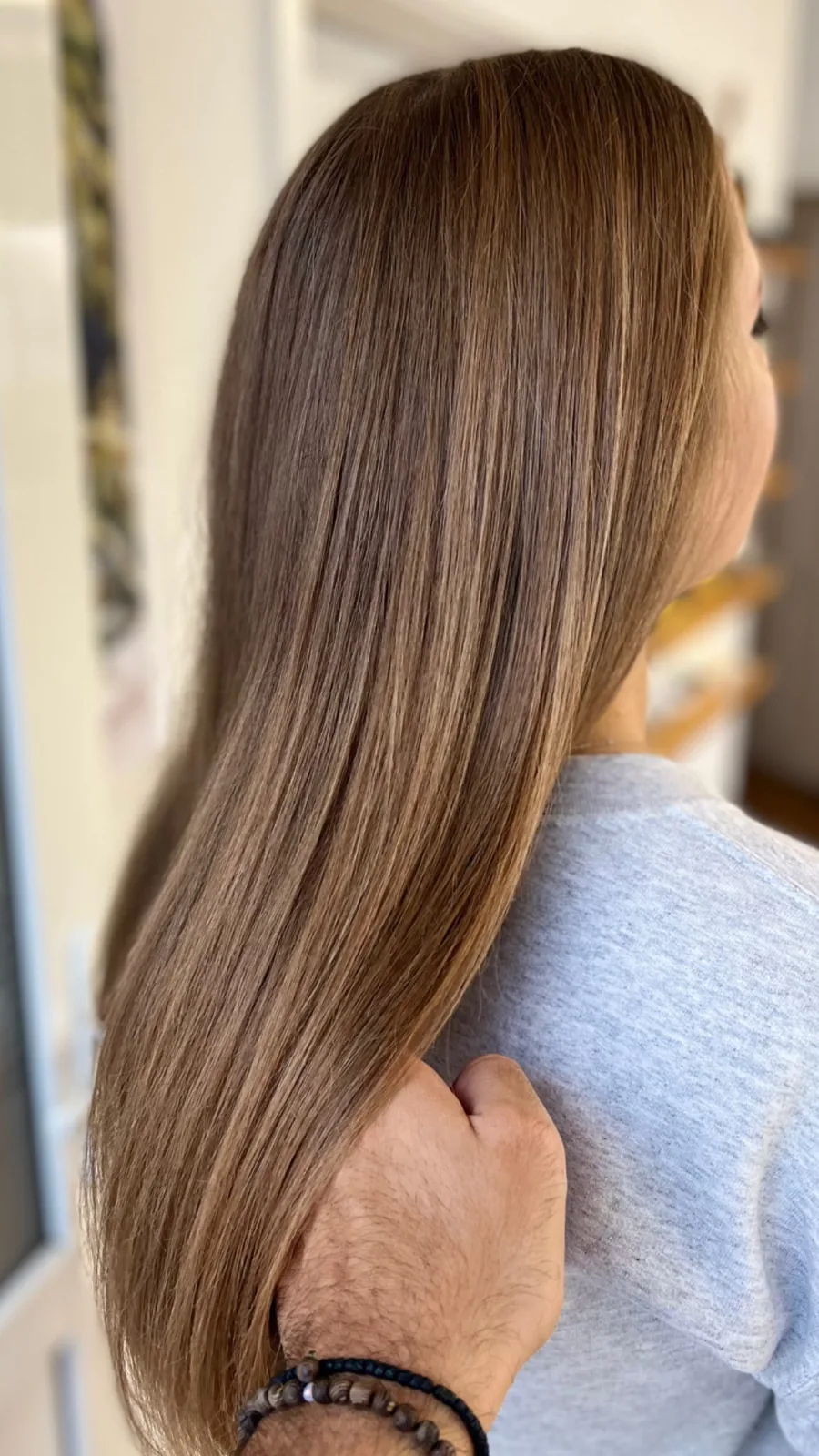 Langes glaenzendes Haar nach Coloration und Pflege im ADEVE Salon